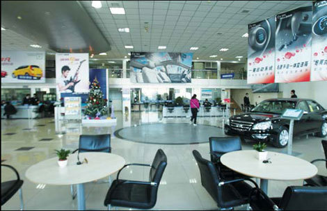 A quiet car dealership in Gaobeidian, Chaoyang district, on Dec 24. [China Daily]