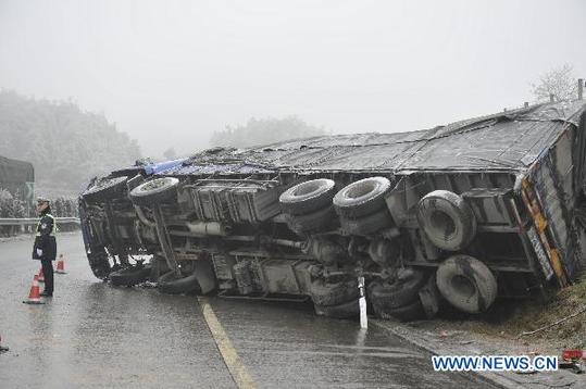 Photo taken on Jan. 3, 2011 shows the scene of a traffic accident on a highway in Guizhou, southwest China. Affected by freezing rain that started to pelt Guizhou Saturday night, the number of traffic accident rose on highways in the province. [Xinhua] 