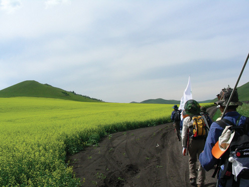 Measuring nature's curves with their feet – FON members walk to the fields, practicing 'low carbon trips.' [China.org.cn]