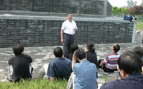 FON members celebrated their 10th anniversary at the Linglong Park in 2004 (Liang Congjie, standing). [China.org.cn]