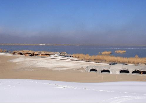 The Sand Lake shows west China's winter beauty