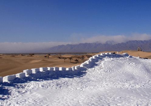 The Sand Lake shows west China's winter beauty