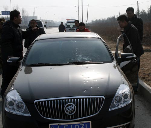 Gunshot marks are seen on a car after a gunfight in Tai&apos;an, East China&apos;s Shandong province, Jan 4, 2011. [Xinhua]