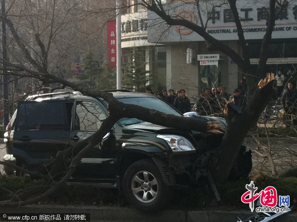 A crashed vehicle is seen after a gunfight in Tai&apos;an, East China&apos;s Shandong province, Jan 4, 2011. [CFP]