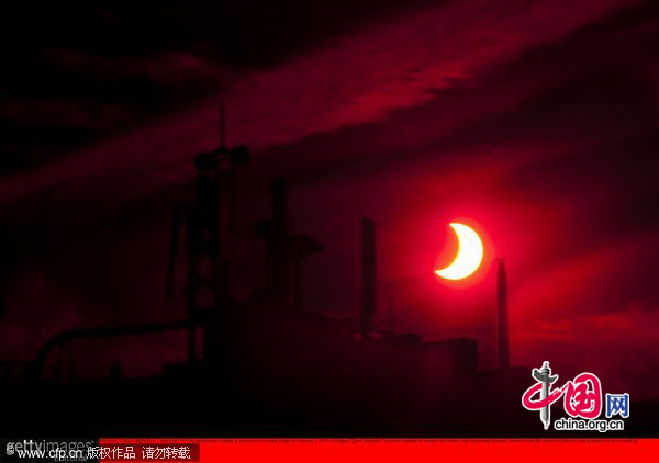 The partial solar eclipse is seen from the Nusle bridge on January 4, 2011 in Prague, Czech Republic. [CFP]