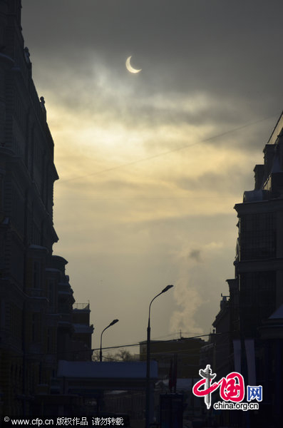 Photo taken on Jan. 4, 2011, shows a partial solar eclipse in Moscow, capital of Russia. [CFP]