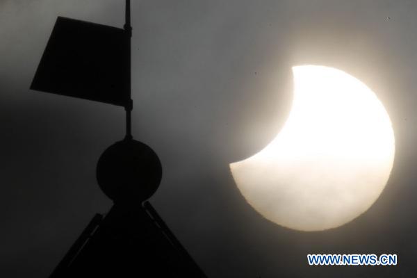 Photo taken on Jan. 4, 2011, shows a partial solar eclipse in Moscow, capital of Russia. [CFP] 