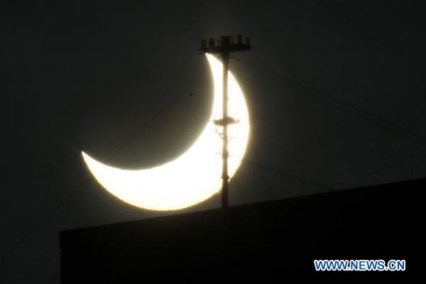 Photo taken on Jan. 4, 2011, shows a partial solar eclipse in Moscow, capital of Russia. [CFP] 