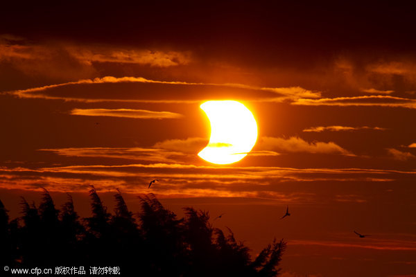 Photo taken on Jan. 4, 2011, shows a partial solar eclipse in Moscow, capital of Russia. [CFP] 