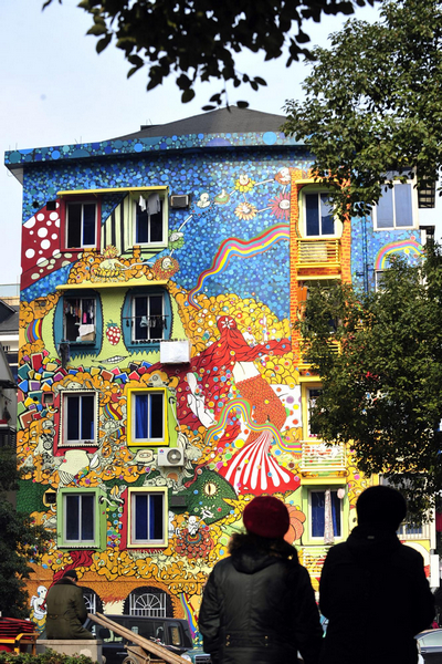 An outdoor mural attracts passers-by in Hangzhou, capital city of East China&apos;s Zhejiang province, Jan 4, 2011. [Xinhua]