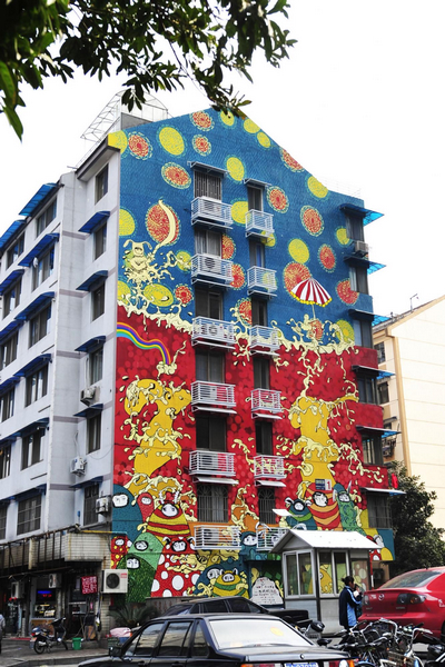 A building decorated with a huge mural in Hangzhou, capital city of East China&apos;s Zhejiang province, Jan 4, 2011. [Xinhua]