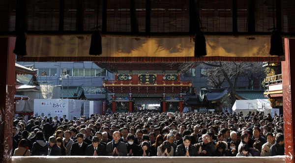 Hundreds of Japanese workers offer prayers, wishing for the prosperous business year at Kanda Myojin in Tokyo on the first business day of New Year, Tuesday, Jan. 4, 2011. Kanda Myojin is known as the shrine of commerce and industry. [China Daily/Agencies]