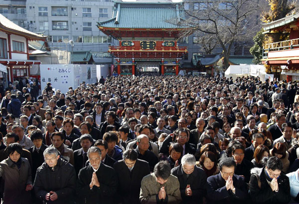 People offer prayers at the start of the new business year at Kanda Myojin Shrine in Tokyo Jan 4, 2011. [China Daily/Agencies]