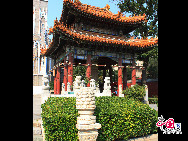 Located in Xishiku Street in Xicheng district, the Xishiku Catholic Church is the largest Catholic Church in Beijing. It was originally built by the Jesuits in 1703 near Zhongnanhai, a land bestowed by the Emperor Kangxi of the Qing Dynasty (1644-1911) to the Jesuits in 1694. In 1887, it was relocated to its current location, by the order of the Guangxu Emperor to create the Zhongnanhai Park. [Photo by Yu Jiaqi]