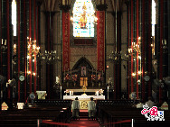 Located in Xishiku Street in Xicheng district, the Xishiku Catholic Church is the largest Catholic Church in Beijing. It was originally built by the Jesuits in 1703 near Zhongnanhai, a land bestowed by the Emperor Kangxi of the Qing Dynasty (1644-1911) to the Jesuits in 1694. In 1887, it was relocated to its current location, by the order of the Guangxu Emperor to create the Zhongnanhai Park. [Photo by Yu Jiaqi]