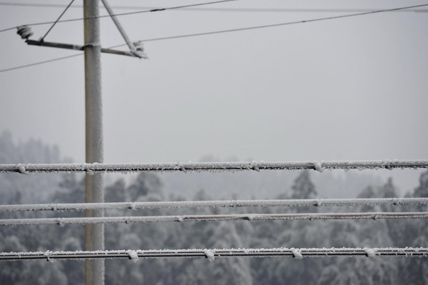 Power lines are coated in ice in Kaiyang county, Southwest China&apos;s Guizhou province, Jan 4, 2011. [Xinhua] 