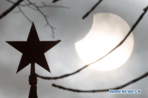 Photo taken on Jan. 4, 2011, shows a partial solar eclipse in Moscow, capital of Russia. [Xinhua] 