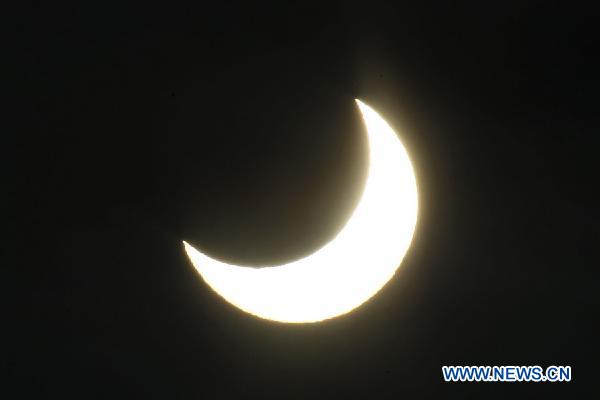 Photo taken on Jan. 4, 2011, shows a partial solar eclipse in Moscow, capital of Russia. [Xinhua] 