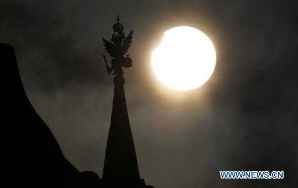 Photo taken on Jan. 4, 2011, shows a partial solar eclipse in Moscow, capital of Russia. [Xinhua] 