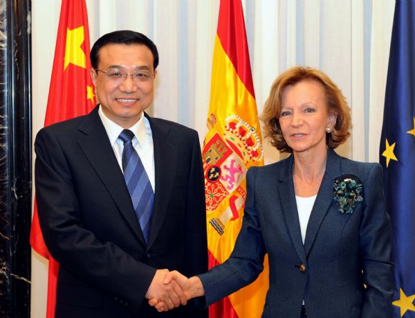 Chinese Vice Premier Li Keqiang (L) shakes hands with Spain's Second Deputy Prime Minister Elena Salgado, in Madrid, Spain, Jan. 4, 2011. Li Keqiang arrived here Tuesday at the start of a three-nation tour to Europe. (Xinhua/Rao Aimin) (ljh)  