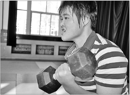 Yu Xiaomei, a 24-year-old bodyguard whose one-year service contract will be auctioned at a starting price of 180,000 yuan ($27,300), practices on a training ground for a contest in Beijing on Dec 28. 