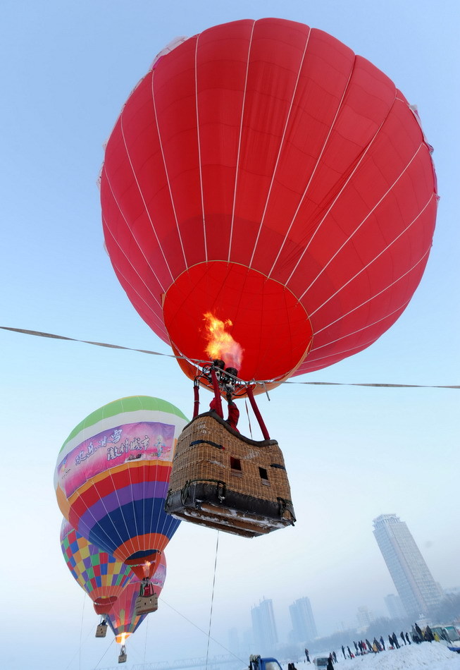 The 27th Harbin International Ice and Snow Festival opened on January 5, 2011 in Harbin, northeast China&apos;s Heilongjiang province, and will last for over one month. [Xinhua]