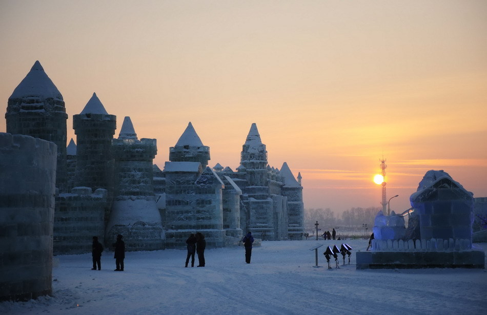 The 27th Harbin International Ice and Snow Festival opened on January 5, 2011 in Harbin, northeast China&apos;s Heilongjiang province, and will last for over one month. [Xinhua]