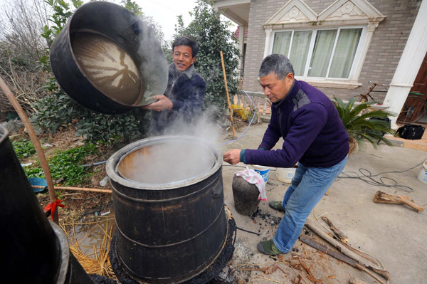 Villagers brew homemade wine for the Chinese Lunar New Year, or Spring Festival, which falls on Feb 3 this year, in Hongxingqiao township, East China&apos;s Zhejiang province, Jan 5, 2011. [Xinhua]