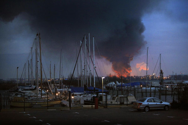 Smoke billows above an industrial zone after a fire broke out at a chemicals plant at the Dutch industrial zone of Moerdijk Jan 5, 2011. Shipping traffic between the ports of Rotterdam and Antwerp, two of the biggest in Europe, was hit by the fire in the area, but the impact was limited, a spokesman for Rotterdam port said on Wednesday. [China Daily/Agencies]