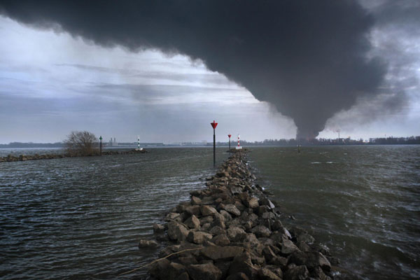 Smoke billows above an industrial zone after a fire broke out at a chemicals plant at the Dutch industrial zone of Moerdijk Jan 5, 2011. [China Daily/Agencies] 