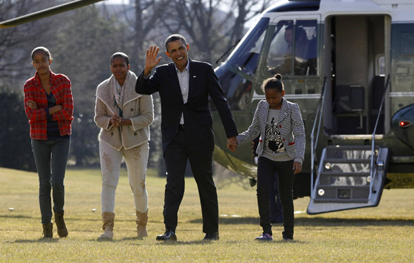 U.S. President Barack Obama walks from Marine One to the White House upon his return from a Hawaiian vacation with (L-R) his daughter Malia, first lady Michelle Obama and daughter Sasha in Washington, January 4, 2011. [Xinhua/Reuters] 
