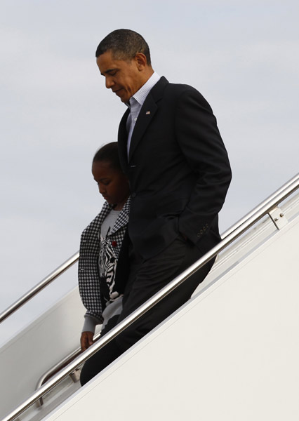 U.S. President Barack Obama and his daughter Sasha descend the steps of Air Force One upon their arrival in Washington, back from their Hawaiian vacation, January 4, 2011. [Xinhua/Reuters]