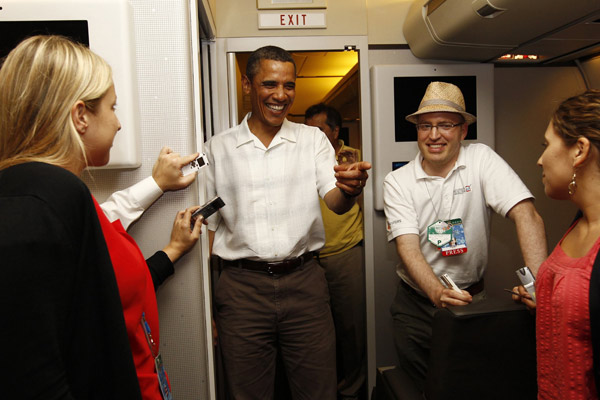 U.S. President Barack Obama smiles as he talks with reporters on Air Force One after departing Honolulu in Hawaii January 3, 2011.[Xinhua/Reuters] 