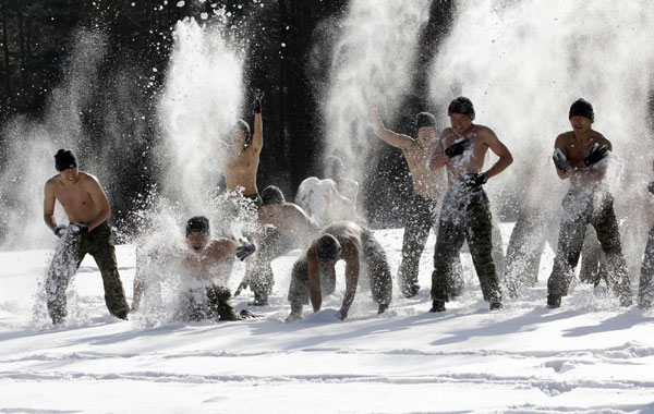 Members of the Republic of Korea Special Warfare Forces hurl snow on their bodies during a winter exercise in Pyeongchang, the Republic of Korea, Jan 4, 2011. [China Daily/Agencies]