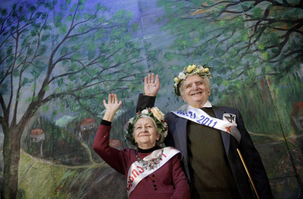 Tsiuri Kakabadze, 80, (L) and Yuri Merabov, 77, wave to spectators after winning the &apos;Super Grandmother and Super Grandfather&apos; contest in Tbilisi Jan 5, 2011. Twenty-four participants aged over 70 from all over Georgia attended the contest. [China Daily/Agencies]