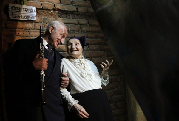 Marika Sikharulidze, 84, (R) and Vakhtang Goguadze, 70, wait backstage during the &apos;Super Grandmother and Super Grandfather&apos; contest in Tbilisi Jan 5, 2011. [China Daily/Agencies]