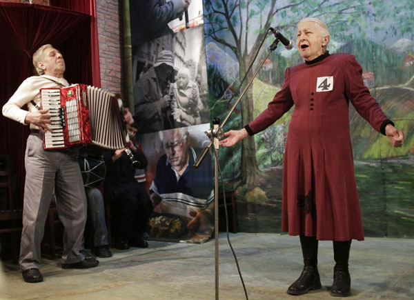 Tsiuri Kakabadze (R), 80, performs during the &apos;Super Grandmother and Super Grandfather&apos; contest in Tbilisi Jan 5, 2011. [China Daily/Agencies]