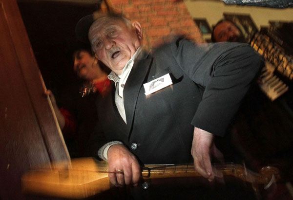 Avtandil Menteshashvili, 81, performs during the &apos;Super Grandmother and Super Grandfather&apos; contest in Tbilisi Jan 5, 2011. [China Daily/Agencies] 