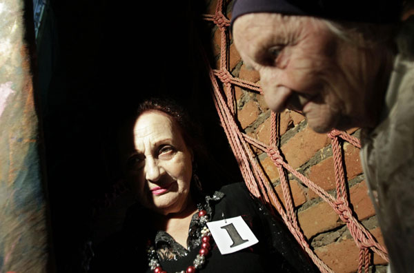 Marika Sikharulidze, 84, (R) and Makvala Berdzenishvili, 72, wait backstage during the &apos;Super Grandmother and Super Grandfather&apos; contest in Tbilisi Jan 5, 2011. [China Daily/Agencies] 