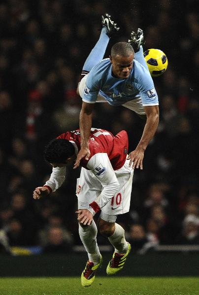 Arsenal's Robin Van Persie (L) is challenged by Manchester City's Vincent Kompany during their English Premier League soccer match at the Emirates Stadium in London January 5, 2011. (Xinhua/Reuters Photo)