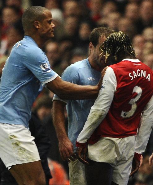 Manchester City's Pablo Zabaleta (C) confronts Arsenal's Bacary Sagna (R) as Vincent Kompany reacts during their English Premier League soccer match at the Emirates Stadium in London January 5, 2011. (Xinhua/Reuters Photo)