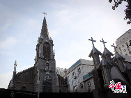 Xizhimen Catholic Church, known as Xitang (West Church) to locals, is one of the six Catholic churches constructed in downtown Beijing. Established in 1723 by the Italian Lazarist missionary Teodorico Pedrini, Xitang was the first non-Jesuit church in Beijing. After Pedrini's death, the church was run by Carmelites, then Augustinians, until it was destroyed in 1811 during a purge of Catholics and missionaries from the city. [Photo by Yu Jiaqi]