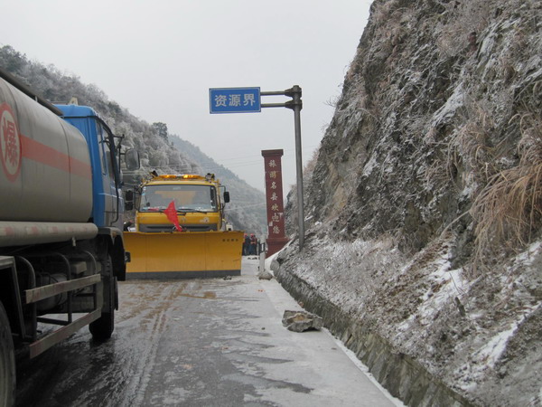 Excavators clean up ice on the road in Ziyuan county, Southwest China&apos;s Guangxi Zhuang autonomous region, Jan 5, 2011.