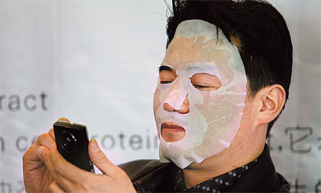 A young man undergoes facial skincare treatment at a beauty fair in Wuhan, Hubei province, in this file photo taken in April last year. 