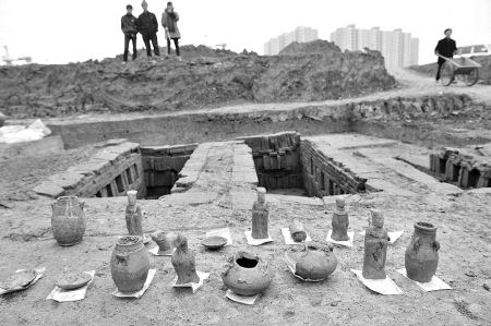 Ancient tombs found in SW China