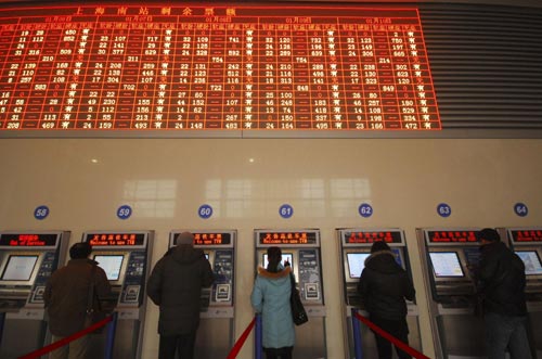 People buy railway tickets from automatic vending machines at Shanghai Railway Station in Shanghai, Jan 5, 2011. [Xinhua]