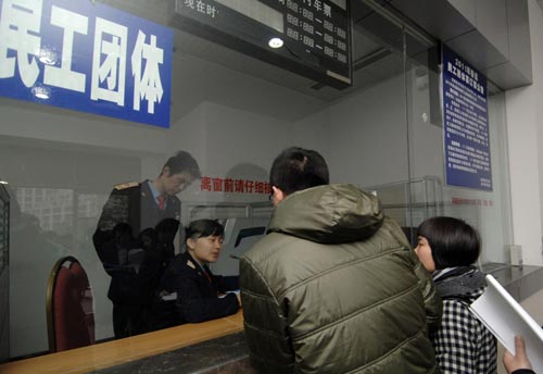 People from companies that employ large numbers of migrant workers book group tickets for them at Hangzhou Railway Station in Hangzhou, East China&apos;s Zhejiang province, Jan 5, 2011. [Xinhua]