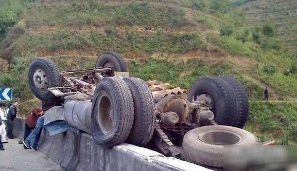 A truck driver lost control on a bridge in Northwest China&apos;s Qinghai province and managed to avoid plunging to the bottom of the 200-foot deep gorge, UK&apos;s Telegraph reported. Thanks to a single punctured tyre and some torn sheet metal near the diesel tank, the truck somehow managed to cling on to the concrete barrier, albeit upside down. The driver was plucked to safety by rescuers. [Undated photos posted online at Yahoo Autos]