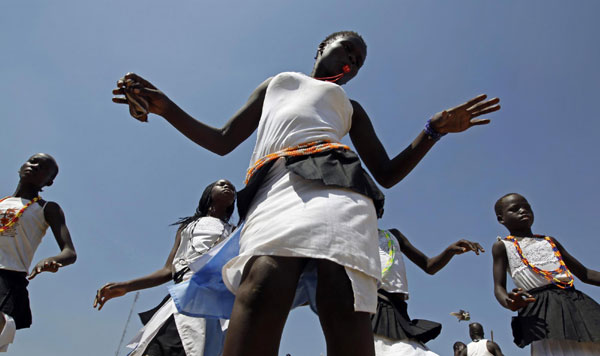 Southern Sudanese dancers perform a traditional dance in support of the referendum on southern independence, in Juba Jan 5, 2011. [China Daily/Agencies]