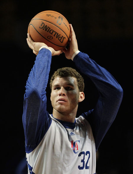 Los Angeles Clippers forward Blake Griffin holds up ball during a practice session in Mexico City October 11, 2010. Los Angeles Clippers will play a friendly game against San Antonio Spurs on October 12 in Mexico City. (Xinhua/Reuters Photo)
